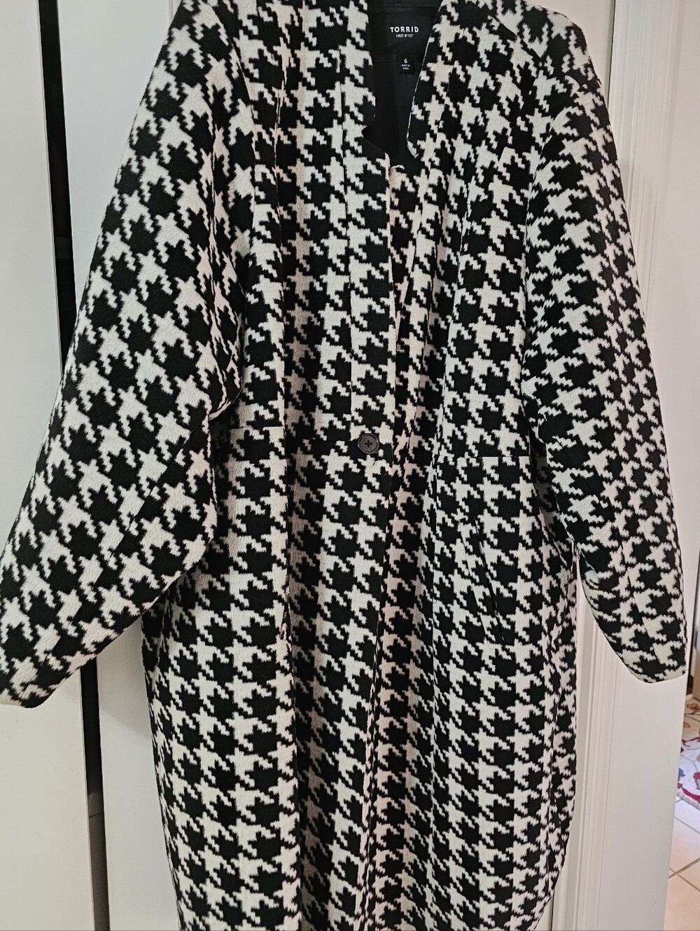 Torrid 6x Size 30 NEW Black & White Houndstooth 3/4 Length Coat with Tags.